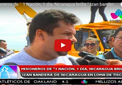Misioneros de ¨ 1 Nación, 1 día, Nicaragua brilla ¨ izan bandera de Nicaragua en Loma de Tiscapa