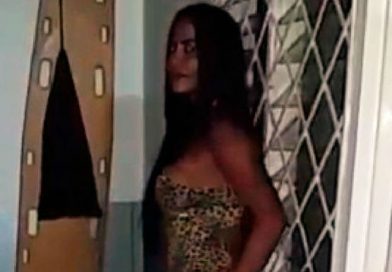 Policía arresta a modelo y la hace bailar semidesnuda