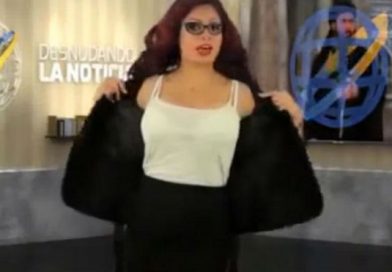Modelo se quita la ropa mientras narra las noticias… no te imaginas cómo fue el final