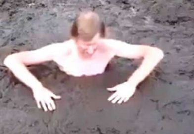 Hombre toma insólita decisión en pantano y le sucede lo inesperado
