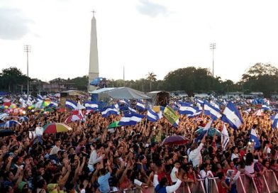 Miles se congregan en la plaza de la Fe para orar por Nicaragua