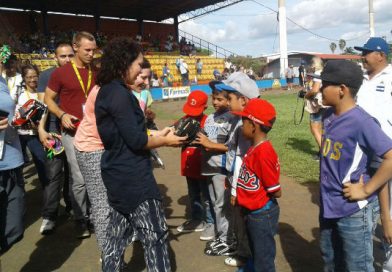 Misioneros de Nicaragua brilla entregan donativo a selección infantil de beisbol