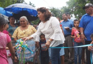 Nindiriseños festejan inauguración de nuevo adoquinado