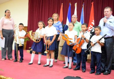 Granada: Ministerio de Educación recibe instrumentos para orquesta municipal