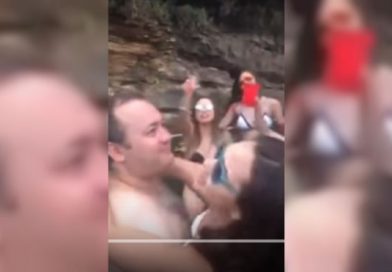 Pareja besándose causa polémica en redes sociales