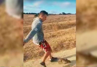 Indignante! Este joven patea a conejo como pelota al grito de ¡Cristiano Ronaldo!