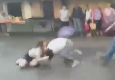 Captan pelea callejera de supuestas estudiantes