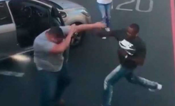 Brutal pelea callejera detuvo el tránsito en plena autopista