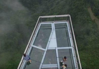 ¿Te atreverías a subir a este nuevo puente flotante de cristal en China?