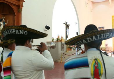 Feligreses cantan las mañanitas a la Sangre de Cristo
