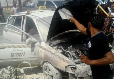 Taxi se incendia en las inmediaciones de Mifamilia