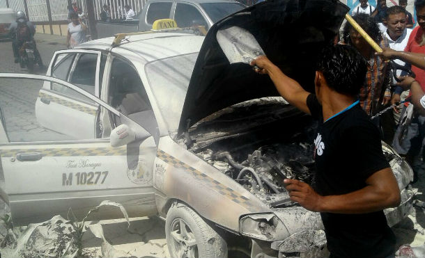 Taxi se incendia en las inmediaciones de Mifamilia