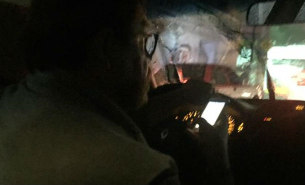 (+Fotos y Vídeos) Un conductor de Uber es atrapado mientras se m@$turb@ mirando el celular