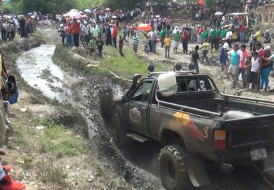 Realizan competencia de carros modificados 4x4 en Ocotal