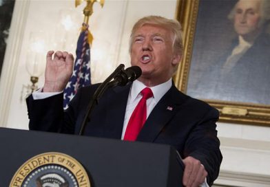 Presidente Trump intensifica retórica contra nacionalistas blancos luego de duras críticas