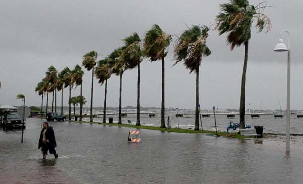 Tormenta tropical deja lluvias y apagones en Florida, EE.UU.