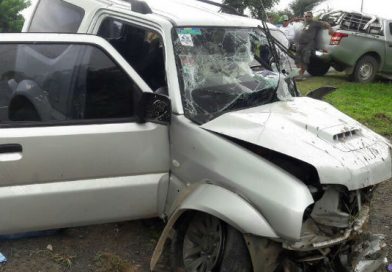 Muere conductor tras perder el control de su vehículo e impactar contra un cauce