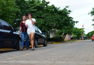 Alcaldía de Granada inaugura proyectos de adoquinado y encunetado en barrio Bartolomé