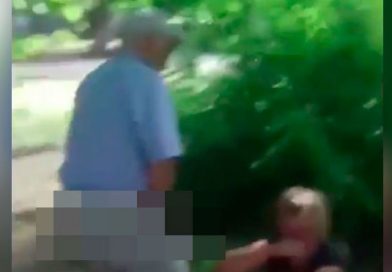 Hombre y anciano son sorprendidos teniendo relaciones en medio de un parque
