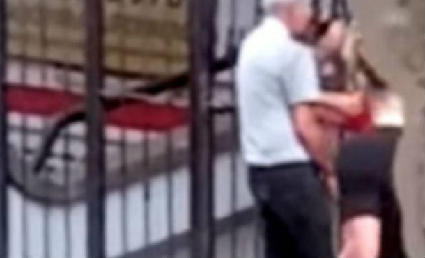 Graban a pareja de ancianos teniendo sexo en la calle