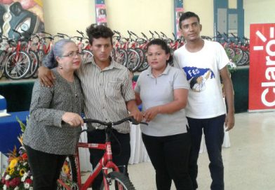 Estudiantes de Chontales reciben bicicletas del programa Ayúdame a Llegar