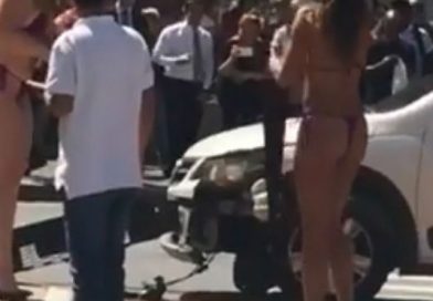 ¡Por mirón! Sujeto chocó su auto por ver a modelos en bikini