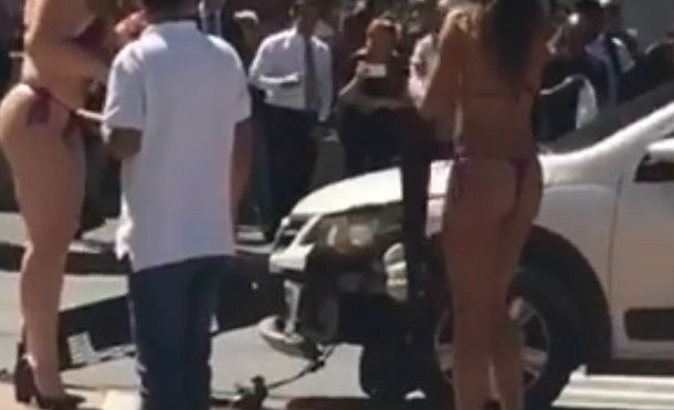 ¡Por mirón! Sujeto chocó su auto por ver a modelos en bikini