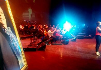 Adultos mayores disfrutan homenaje a Juan Gabriel en el TNRD