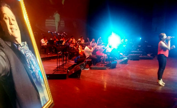 Adultos mayores disfrutan homenaje a Juan Gabriel en el TNRD