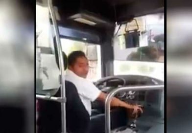 Típico, vas en el bus y el chofer se pone a cantar a todo pulmón por su ex