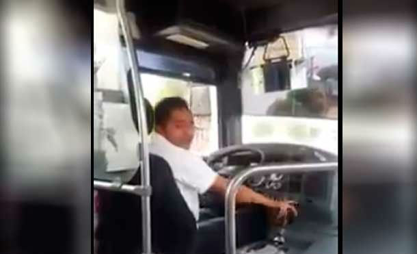 Típico, vas en el bus y el chofer se pone a cantar a todo pulmón por su ex