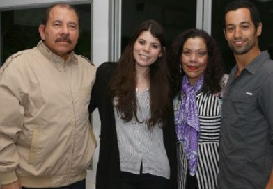 Sam Cossman agradece apoyo de Daniel y Rosario para desarrollar proyecto en el volcán Masaya
