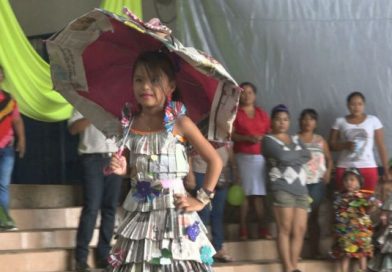 Promueven el amor a la Madre Tierra con pasarela de trajes reciclados en preescolar de Niquinohomo