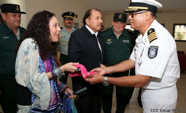 Comandante Daniel y Compañera Rosario presiden el acto del 38 aniversario de la Fuerza Naval
