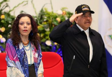 Comandante Daniel y Compañera Rosario presiden el acto del 38 aniversario de la Fuerza Naval