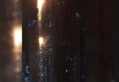Un fuerte incendio devora un rascacielos en Dubái