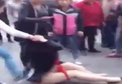 Mujer humilló a la amante de su esposo, la desvistió en plena calle