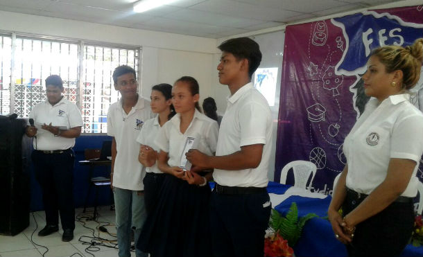 Estudiantes emprendedores reciben reconocimientos
