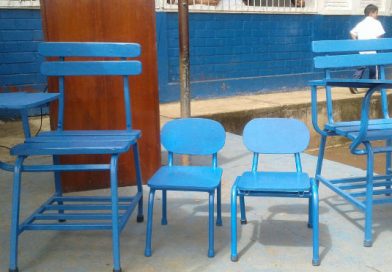 Estudiantes del colegio LAVF reciben nuevos pupitres