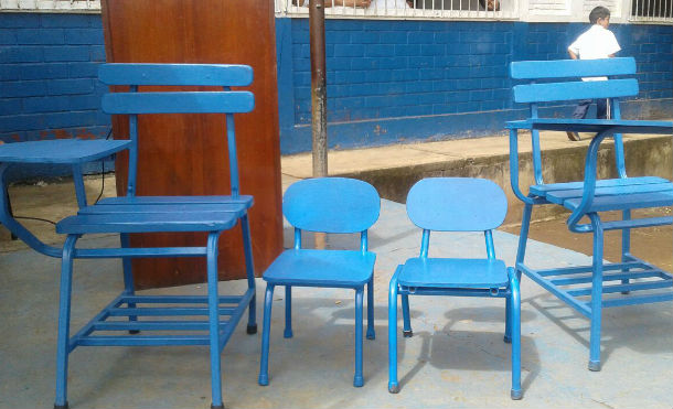 Estudiantes del colegio LAVF reciben nuevos pupitres