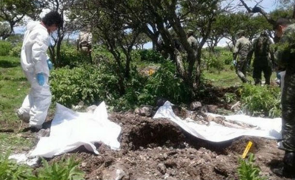 Hallan 14 cuerpos en fosa clandestina al norte de México