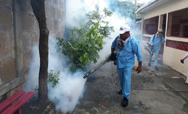 Familias del barrio Municipalidad abren sus puertas para la fumigación