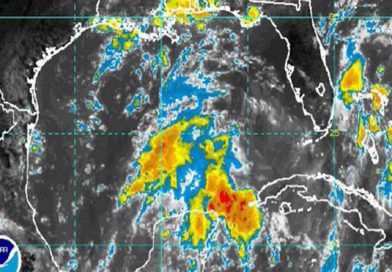 Harvey ya es huracán y se aproxima a Texas con vientos de 130 kilómetros por hora