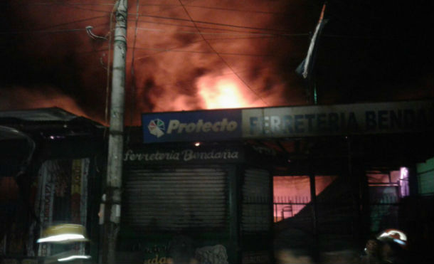 Incendio en el Barrio Central de Bluefields afecta a varios establecimientos