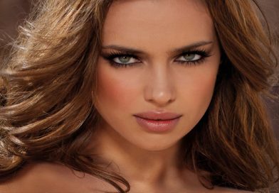 Irina Shayk presume sus atributos delanteros en un diminuto bikini