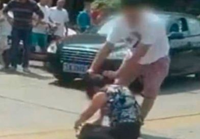 Joven golpea y humilla en la calle a la amante de su padre