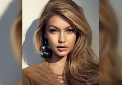 Kate Moss dejó notar sus senos mientras volaba en helicóptero