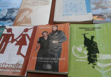 Embajada de Cuba entregó libros al Instituto República de Cuba