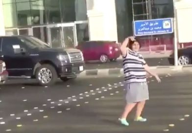 Detiene a un niño por bailar la 'Macarena' en la calle