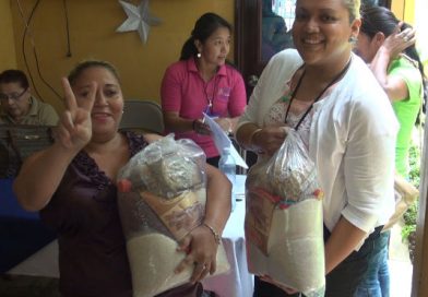 MIFAMILIA realiza entrega de paquetes alimenticios a madres de partos múltiples en Nindirí